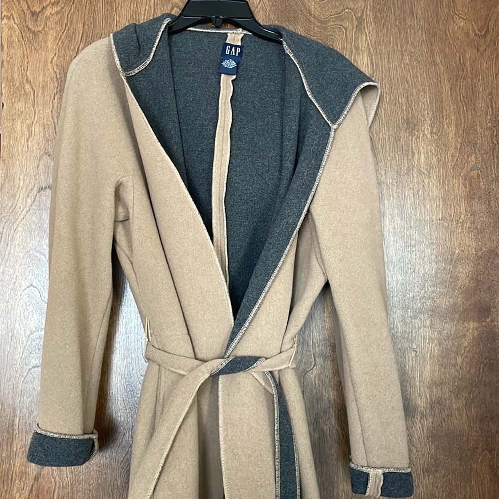 GAP coat with tie and hood. No zipper. Side pockets. Size M